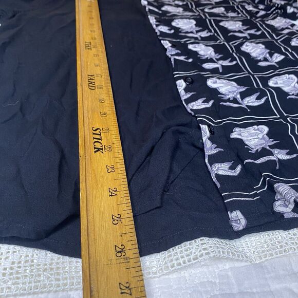 HOT TOPIC Button Shirt Short Sleeve Roses Grunge Goth Punk Mens M Black White - Picture 5 of 7